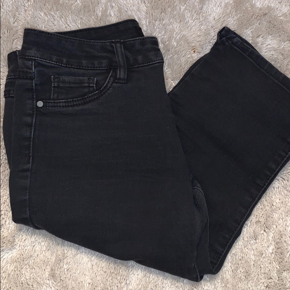 Black capris
